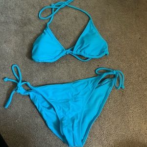 This is a 2 piece bikini.